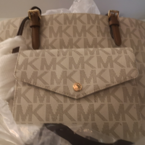 100% designer Authentic Micheal kors jet tote - Picture 9 of 16